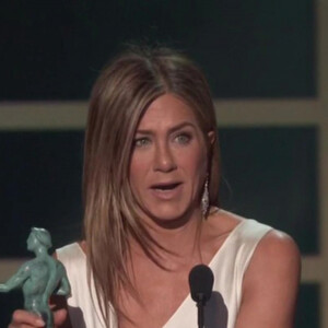 Jennifer Aniston recevant son prix de meilleure actrice dans une série dramatique pour "The Morning Show", lors de la 26e cérémonie des "Screen Actors Guild Awards" ("SAG Awards") qui s'est déroulée au Shrine Auditorium à Los Angeles, le 19 janvier 2020.