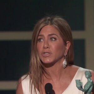 Jennifer Aniston recevant son prix de meilleure actrice dans une série dramatique pour "The Morning Show", lors de la 26e cérémonie des "Screen Actors Guild Awards" ("SAG Awards") qui s'est déroulée au Shrine Auditorium à Los Angeles, le 19 janvier 2020.