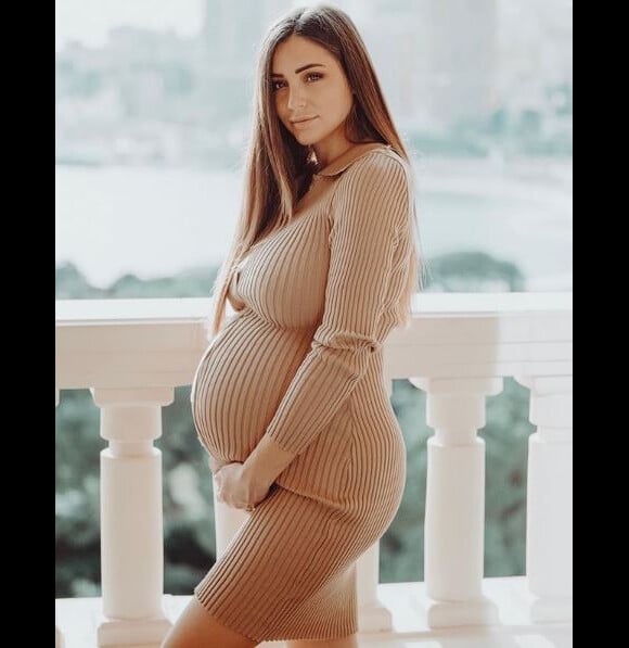Charlotte Pirroni dévoile son "baby bump" sur Instagram.
