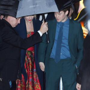 Exclusif - Taylor Swift et son compagnon Joe Alwyn sortent main dans la main de la première de "Cats" au Alice Tully Hall à New York, le 16 décembre 2019.