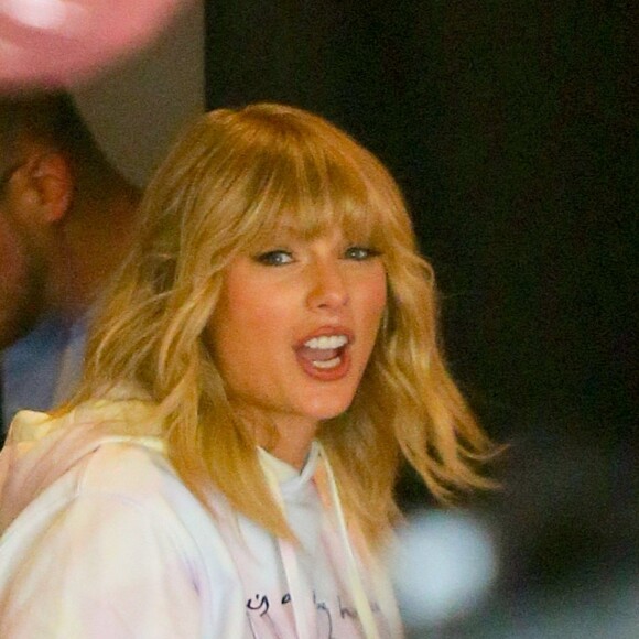 Taylor Swift rencontre ses fans dans son pop-up store "The Lover Experience" à l'occasion de la sortie de son nouvel album, à New York, le 24 août 2019.