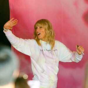 Taylor Swift rencontre ses fans dans son pop-up store "The Lover Experience" à l'occasion de la sortie de son nouvel album, à New York, le 24 août 2019.