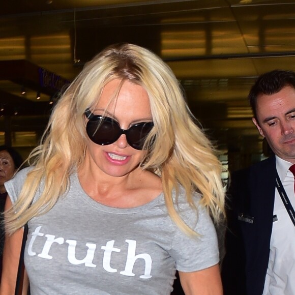 Pamela Anderson (qui vient de se séparer de son compagnon A. Rami à cause de sa "double vie"), arrive à l'aéroport de Los Angeles (LAX) sur un vol en provenance de Paris. Los Angeles, le 26 juin 2019.