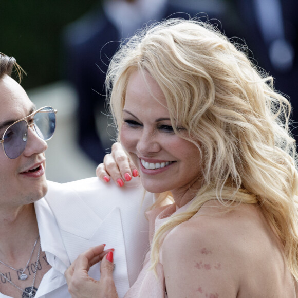 Pamela Anderson et son fils Brandon Lee - Photocall de la soirée AmfAR Gala Cannes 2019 à l'Eden Roc au Cap d'Antibes, lors du 72ème Festival International du Film de Cannes, le 23 mai 2019. © Jacovides / Moreau / Bestimage