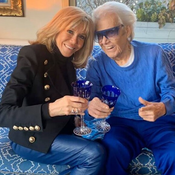 Brigitte Macron a rendu visite à Michou le 20 janvier 2020, "l'homme en bleu". A cette occasion, la première dame portait un pantalon de cuir bleu. Michou est apparu encore un peu plus fatigué.