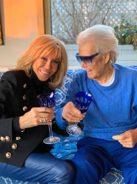 Brigitte Macron a rendu visite à Michou le 20 janvier 2020, "l'homme en bleu". A cette occasion, la première dame portait un pantalon de cuir bleu. Michou est apparu encore un peu plus fatigué.