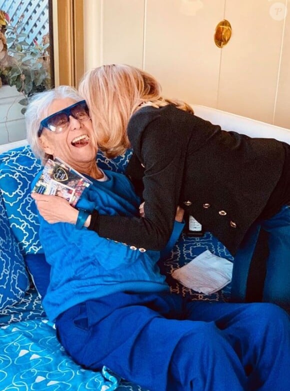 Brigitte Macron a rendu visite à Michou le 20 janvier 2020, "l'homme en bleu". A cette occasion, la première dame portait un pantalon de cuir bleu. Michou est apparu encore un peu plus fatigué.