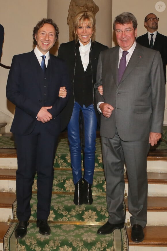 Stéphane Bern, Brigitte Macron (Trogneux), Xavier Darcos (Chancelier de l'Institut de France) - Remise du prix 2017 "Institut de France / Fondation Stéphane Bern pour l'histoire et le patrimoine" à l'Institut de France à Paris, France, le 11 janvier 2018. © CVS/Bestimage