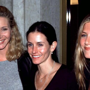 Lisa Kudrow, Courtney Cox et Jennifer Aniston à la première du film "3 To Tango" à Los Angeled le 20 octobre 1999