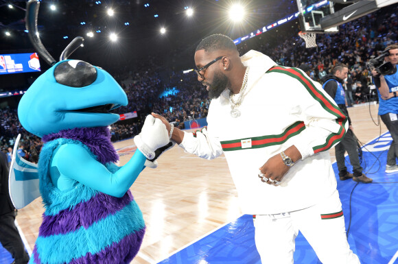 Vegedream (et la mascotte des Charlotte Hornets) assiste au NBA Game Paris 2020, entre les Bucks de Milwaukee et les Charlotte Hornets à l'AccorHotels Arena. Paris, le 24 janvier 2020. © Veeren / Bestimage