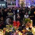 Les fans se recueillent devant le Staple Center pour rendre hommage au champion de basket américain Kobe Bryant mort à 41 ans dans un accident d'hélicoptère à Calabasas, Los Angeles, le 26 janvier 2020.