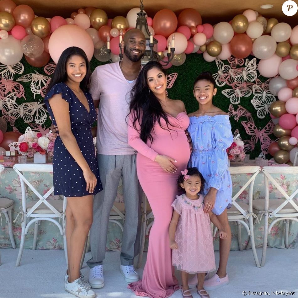 Kobe Bryant avec sa femme Vanessa (enceinte) et leurs trois filles Gianna Maria-Onore Bryant, Natalia Diamante Bryant, Bianka Bella Bryant. L&#039;ancien basketteur avait publié cette photo sur Instagram à l&#039;occasion de la fête des Mères le 12 mai 2019.