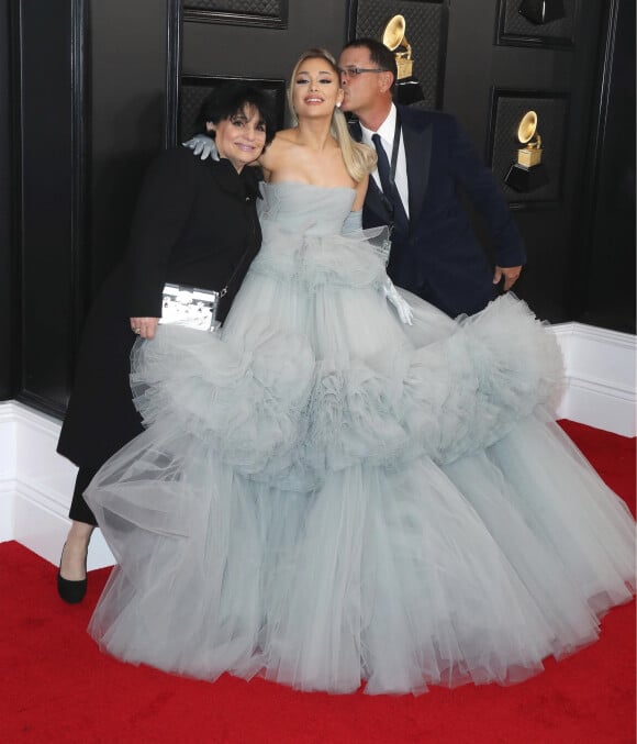 Ariana Grande et ses parents Joan Grande et Edward Butera assistent à la 62ème soirée annuelle des Grammy Awards, au Staples Center. Los Angeles, le 26 janvier 2020.