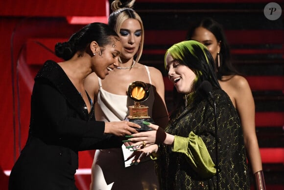 Alicia Keys et Dua Lipa remettent à Billie Eilish le prix de révélation de l'année à la 62ème soirée annuelle des Grammy Awards, au Staples Center. Los Angeles, le 26 janvier 2020.