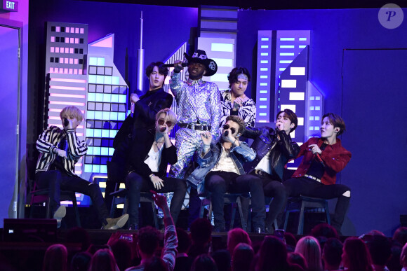 BTS et Lil Nas X interprètent la chanson "Old Town Road" lors de la 62ème soirée annuelle des Grammy Awards, au Staples Center. Los Angeles, le 26 janvier 2020.