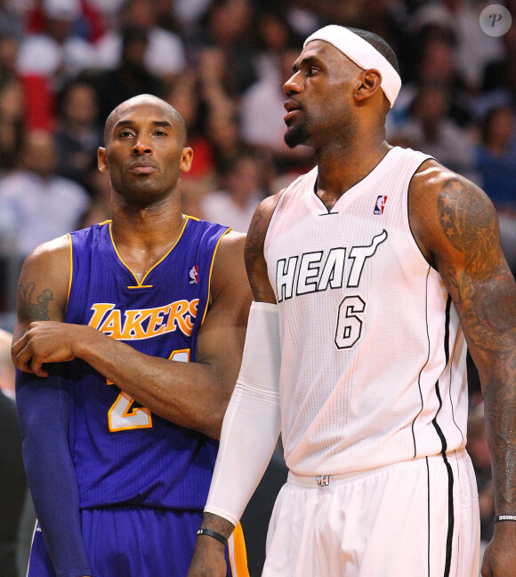 Kobe Bryant et LeBron James lors du match des Lakers de Los Angeles contre Miami Heat à l'AmericanAirlines Arena in Miami le 10 février 2013.