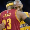 LeBron James et Kobe Bryant s'enlacent avant un match en 2015.