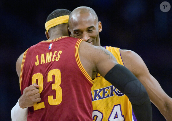 LeBron James et Kobe Bryant s'enlacent avant un match en 2015.