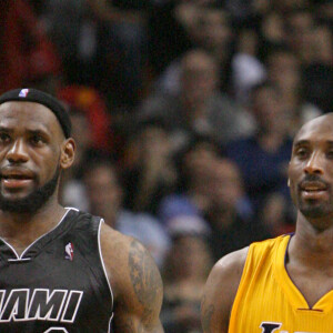 LeBron James et Kobe Bryant lors d'un match à l'AmericanAirlines Arena de Miami le 19 janvier 2012.