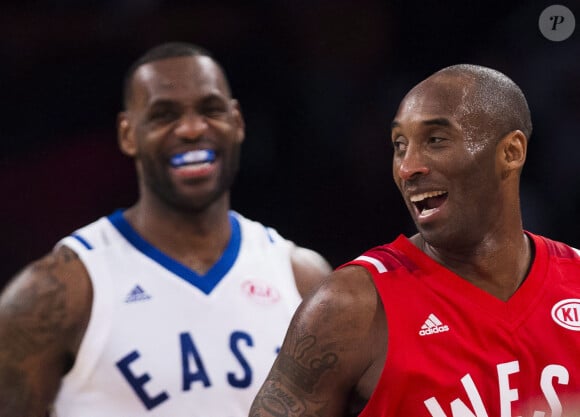 Kobe Bryant (Lakers de Los Angeles) et LeBron James (Cavaliers de Cleveland) pendant un match à Toronto le 14 février 2016.