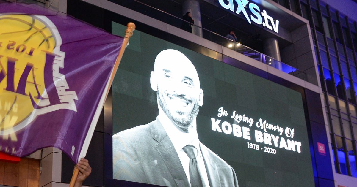 Les fans se recueillent devant le Staple Center pour ...