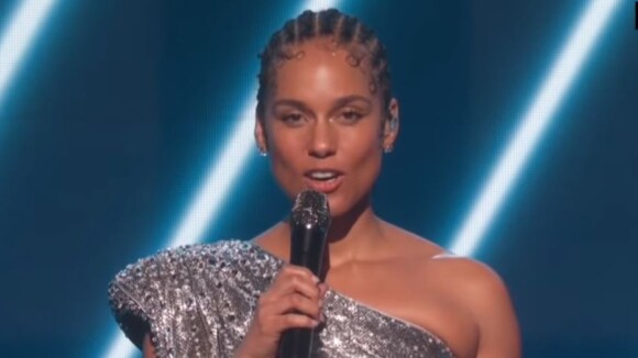 Alicia Keys a rendu hommage à Kobe Bryant lors de la cérémonie des Grammy Awards au Staples Center de Los Angeles le dimanche 26 janvier 2020, quelques heures après sa mort dans le crash de son hélicoptère. Alicia Keys a prononcé un discours et a chanté avec les Boys II Men.