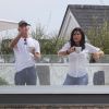Exclusif - Jeff Bezos discute sur la terrasse de sa maison avec sa compagne Lauren Sanchez dans le quartier de Santa Monica à Los Angeles. Preston Bezos (le fils de Jeff) et Evan (le fils de Lauren) sont aussi de la partie ! Le 22 septembre 2019.