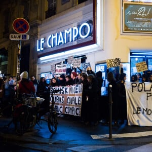 Des manistants empêchent la projection du film "J'accuse" de Roman Polanski à Paris, le 12 novembre 2019.