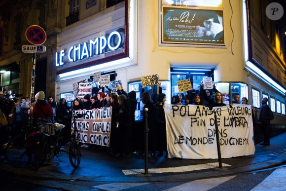 Des manistants empêchent la projection du film "J'accuse" de Roman Polanski à Paris, le 12 novembre 2019.