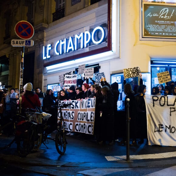 Des manistants empêchent la projection du film "J'accuse" de Roman Polanski à Paris, le 12 novembre 2019.