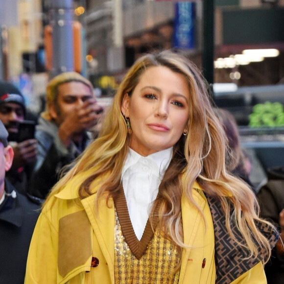 Blake Lively porte un manteau Fendi et des bottes Valentino en arrivant à l'enregistrement de l'émission Good Morning America à New York, le 28 janvier 2020.