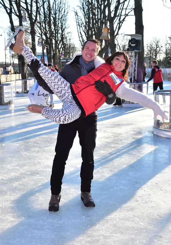 Sarah Abitbol et Stéphane Rotenberg animent une séance de Ice Fitness sur la patinoire de Noël des Champs-Elysées à Paris, le 29 décembre 2014.