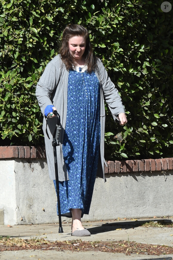 Exclusif - Lena Dunham avec la main droite bandée, marche avec une canne à Los Angeles le 31 octobre 2019.