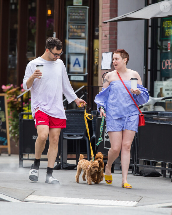 Exclusif - Lena Dunham et son compagnon Jack Antonoff promènent leurs petits caniche abricot dans les rues de New York, le 7 juillet 2017