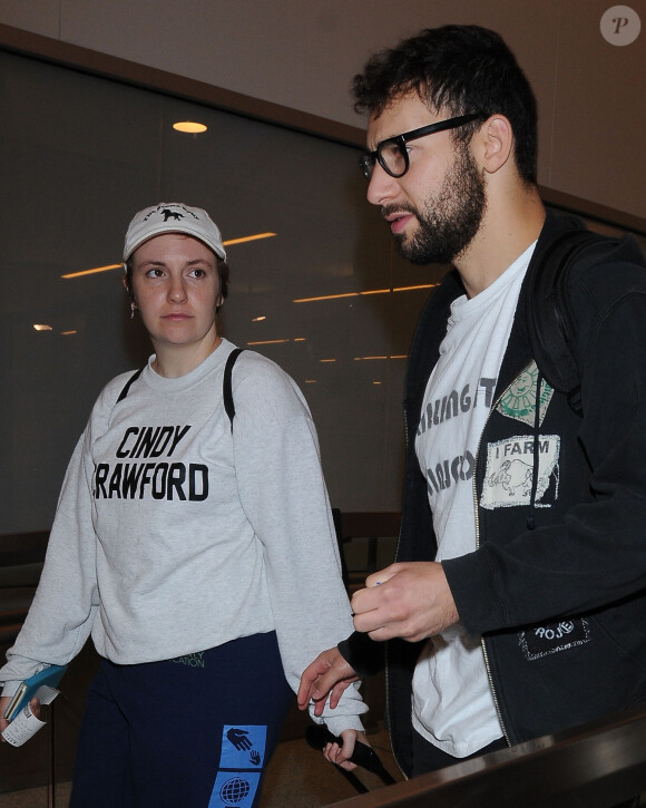 Lena Dunham et son compagnon Jack Antonoff arrivent à l'aéroport de LAX à Los Angeles, le 14 octobre 2015