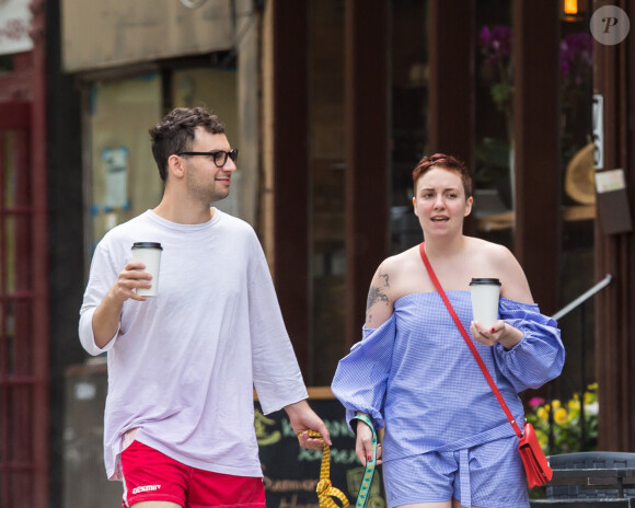 Séparation - Lena Dunham et Jack Antonoff se séparent - Exclusif - Lena Dunham et son compagnon Jack Antonoff promènent leurs petits caniche abricot dans les rues de New York, le 7 juillet 2017