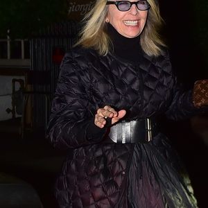 Exclusif - Diane Keaton dîne au restaurant avec une amie à Santa Monica, le 2 octobre 2019.