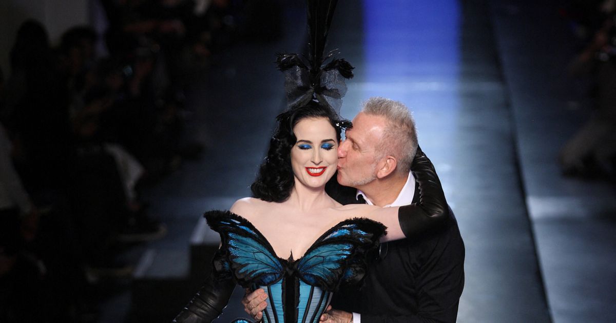 Salaire Jean Paul Gaultier Danse Avec Les Stars Dita Von Teese et Jean-Paul Gaultier pendant le défilé de la collection