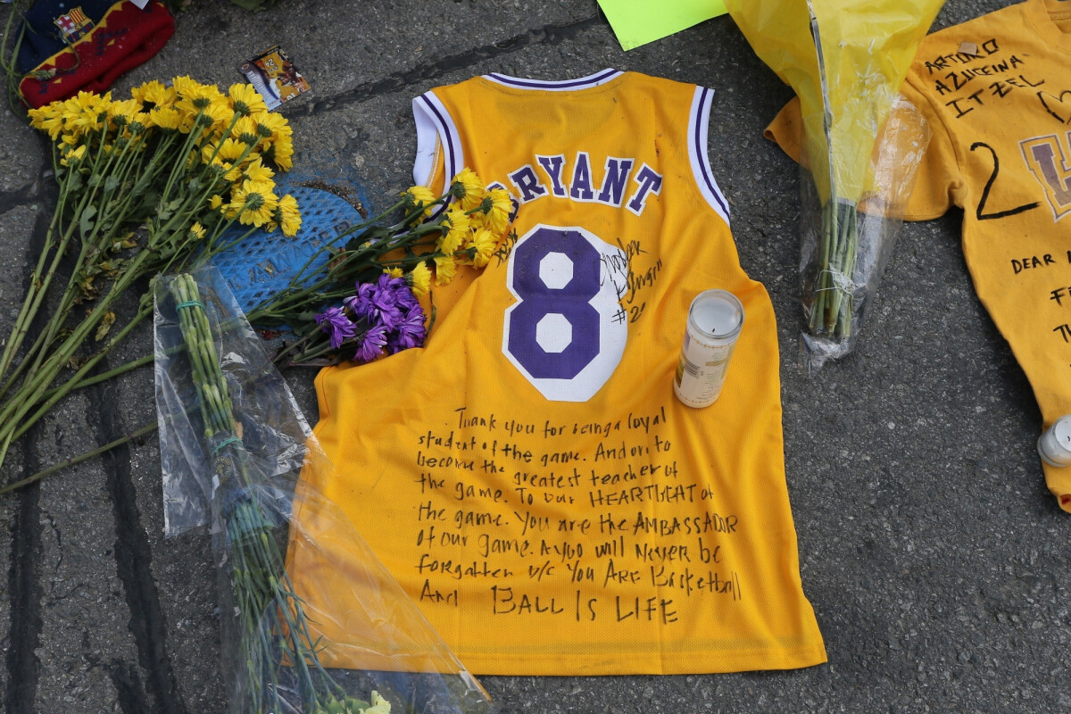 Photo Illustrations Des Hommages Rendus à Kobe Bryant Par Les Fans Devant Le Staples Center à 