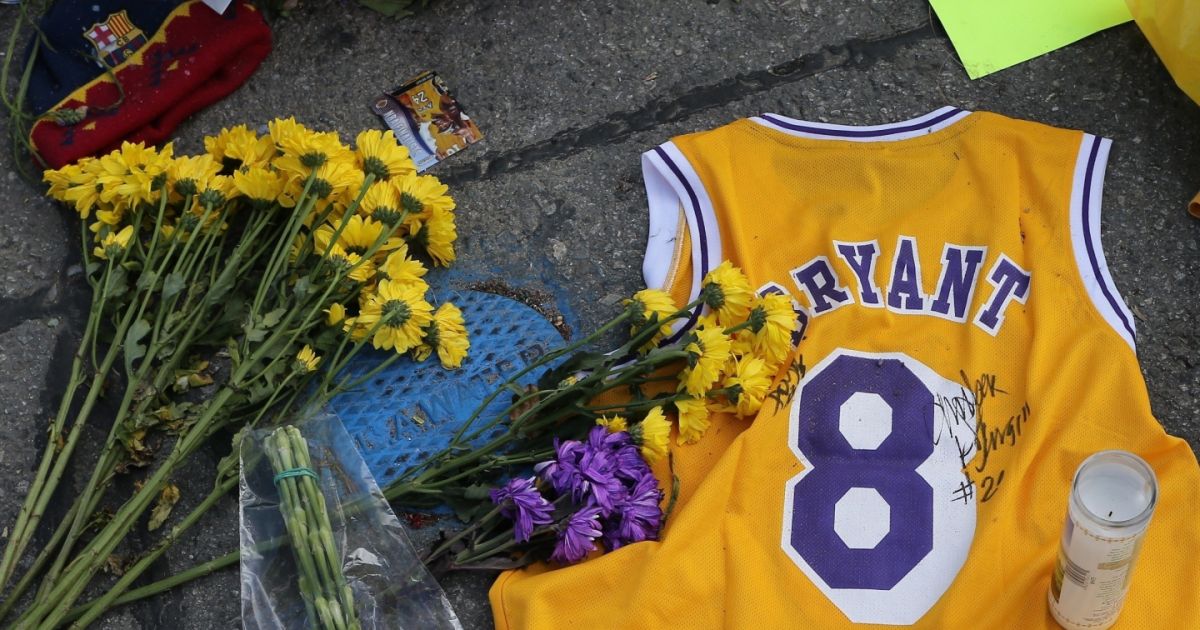 Illustrations Des Hommages Rendus à Kobe Bryant Par Les Fans Devant Le Staples Center à Los 1310