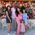 Kobe Bryant avec sa femme Vanessa (enceinte) et leurs trois filles Gianna Maria-Onore Bryant, Natalia Diamante Bryant, Bianka Bella Bryant. L'ancien basketteur avait publié cette photo sur Instagram à l'occasion de la fête des Mères le 12 mai 2019.