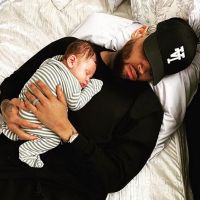 Chris Brown : Nouvelle photo de son fils Aeko, dans les bras de sa maman