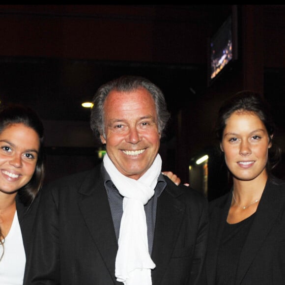 EXCLUSIF - Michel Leeb, sa femme Béatrice et leurs enfants Fanny, Elsa et Tom au concert de Charles Aznavour "En toute intimité" à L'oLympia