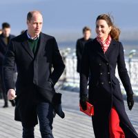 Kate Middleton : Robe Zara et foulard régressif en bord de mer avec William