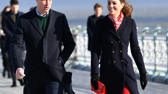 Kate Middleton : Robe Zara et foulard régressif en bord de mer avec William