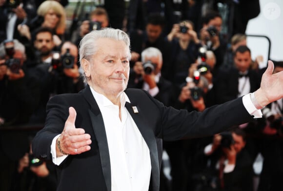 Alain Delon - Montée des marches du film "A Hidden Life" lors du 72e Festival International du Film de Cannes, le 19 mai 2019. © Denis Guignebourg/Bestimage