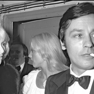 Archives - Mireille Darc et Alain Delon au Gala de l'union des artistes. Paris. Le 1er janvier 1974.