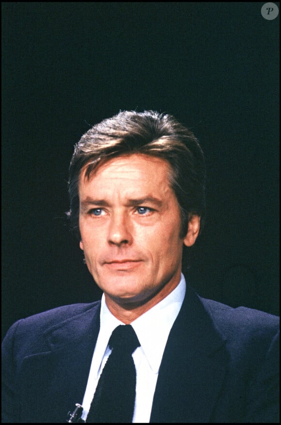 Archives - Alain Delon lors d'une émission sur TF1. Paris. Le 25 octobre 1981.