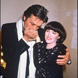 Archives - Alain Delon dans les loges à la première du concert de Mireille Mathieu. Le 14 janvier 1986.