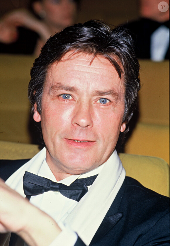 Archives - Alain Delon à la première du concert de Mireille Mathieu. Le 14 janvier 1986.